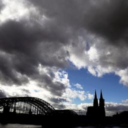 Wolken ziehen über dem Dom in Köln hinweg.