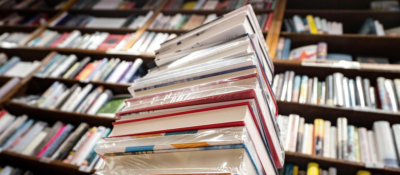 Ein Stapel Bücher liegt auf einem Verkaufstisch in einer Buchhandlung. | picture alliance/dpa Ein Stapel Bücher liegt auf einem Verkaufstisch in einer Buchhandlung.