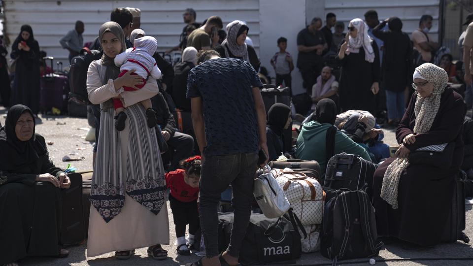 Palästinenser warten im Gazastreifen an dem Grenzübergang Rafah zu Ägypten.