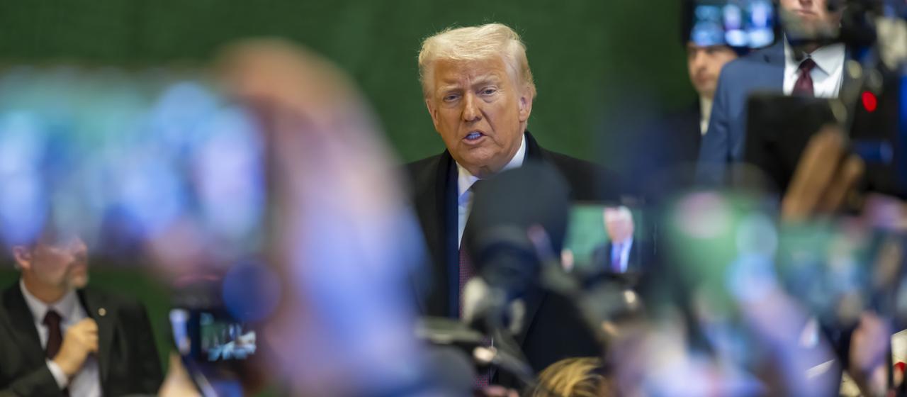 Trump beantwortet beim WEF in Davos im Januar 2026 Fragen von Journalisten.
