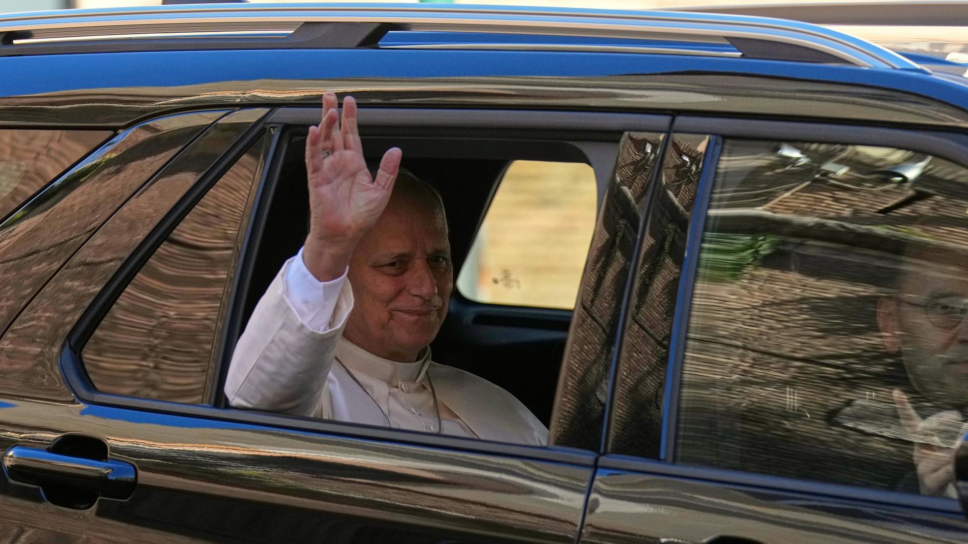 Papst Leo XIV. winkt aus einem Auto heraus aus dem Weg in die Klinik | Andrew Medichini/AP/dpa