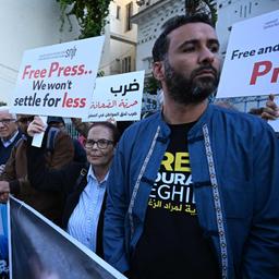 Journalisten demonstrieren in Tunis für die Pressefreiheit und halten dabei Plakate hoch.