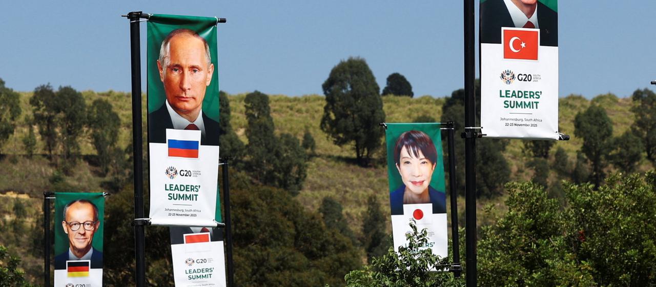 Flaggen mit den Konterfeis der Staatschefs hängen in Johannesburg 