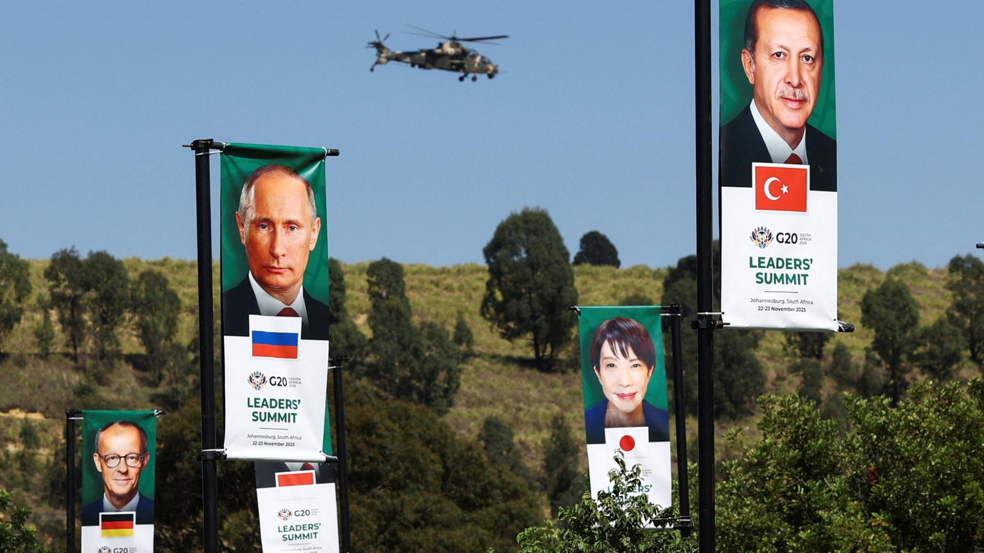 Flaggen mit den Konterfeis der Staatschefs hngen in Johannesburg  | REUTERS