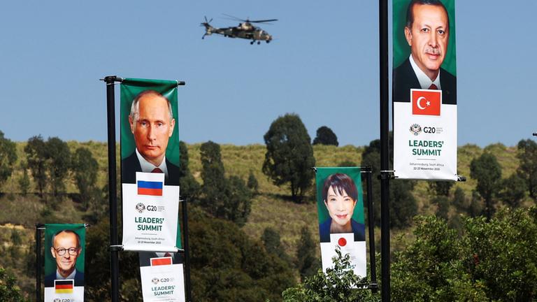 Flaggen mit den Konterfeis der Staatschefs hängen in Johannesburg 