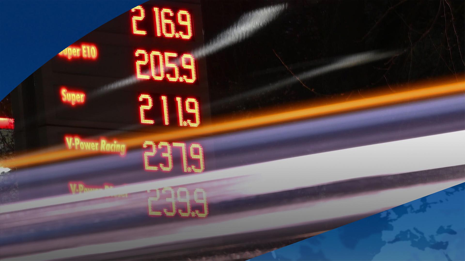 Preistafel einer Tankstelle im Licht von vorbeifahrenden Autos. | dpa