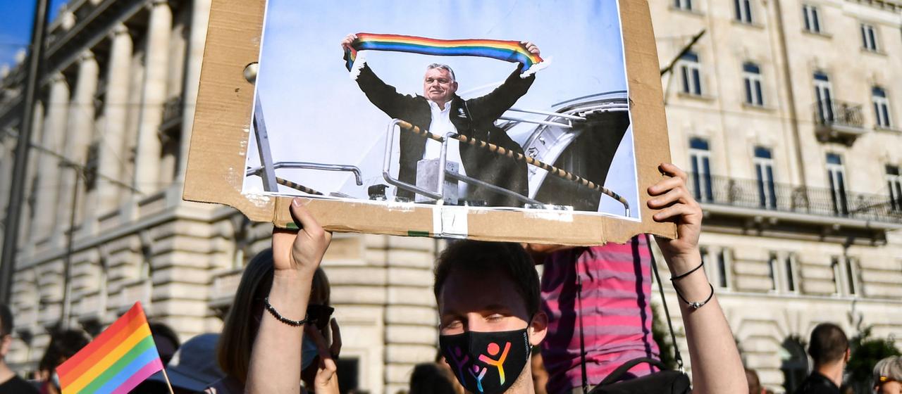 Menschen protestieren vor dem Parlament in Budapest für sexuelle Selbstbestimmung.