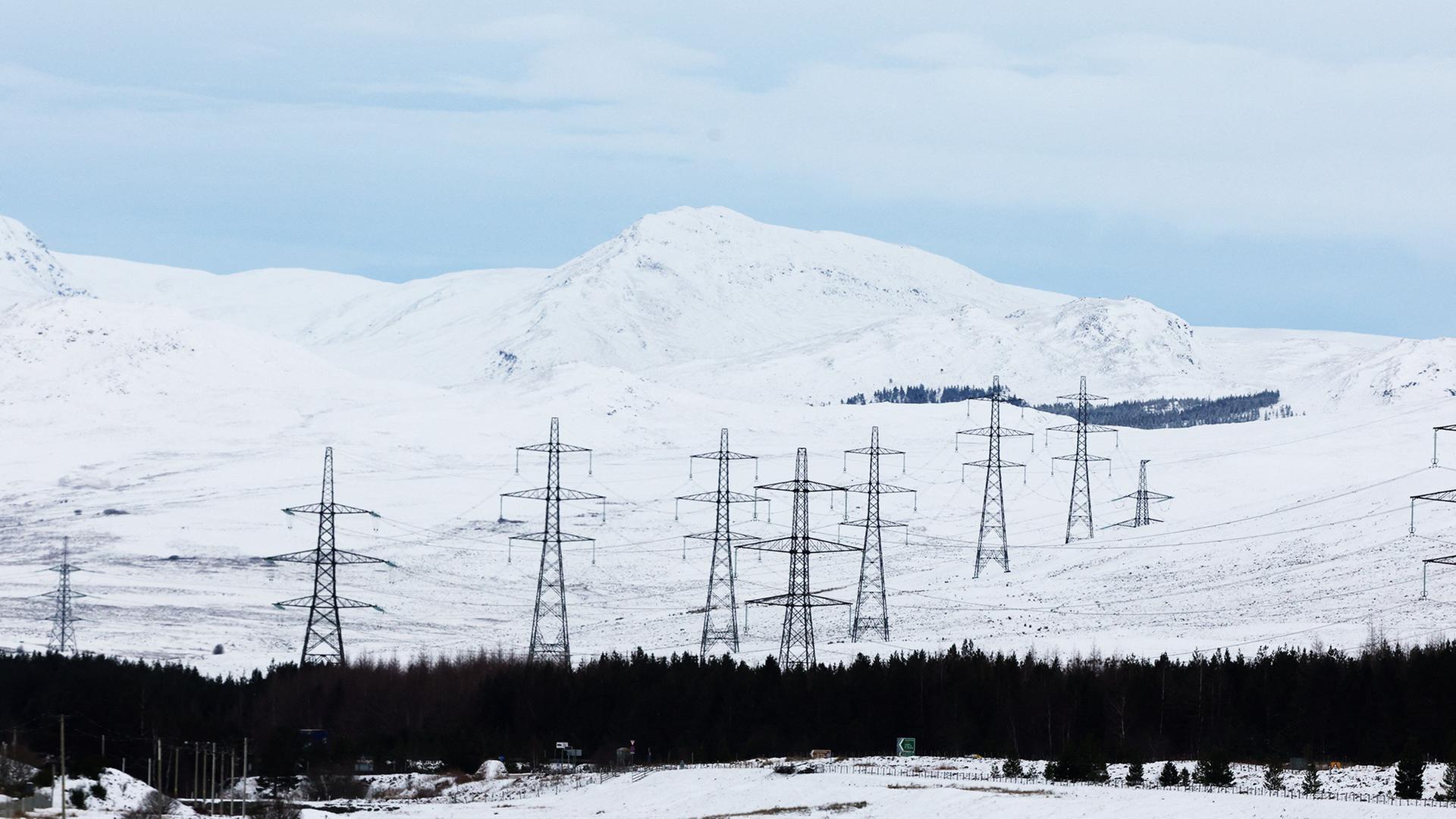 Strommasten stehen in verschneiter Landschaft bei Dalwhinnie, Schottland | REUTERS
