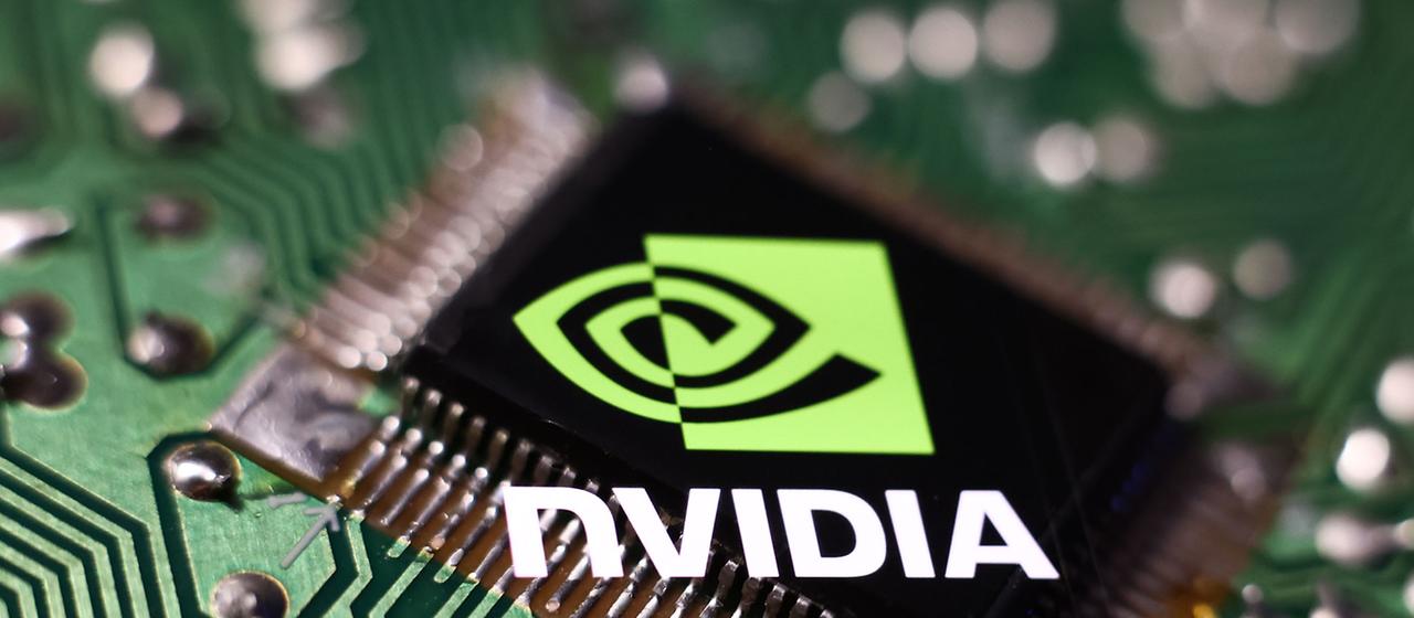 Das Nvidia-Logo ist auf auf einem Microchip zu sehen.