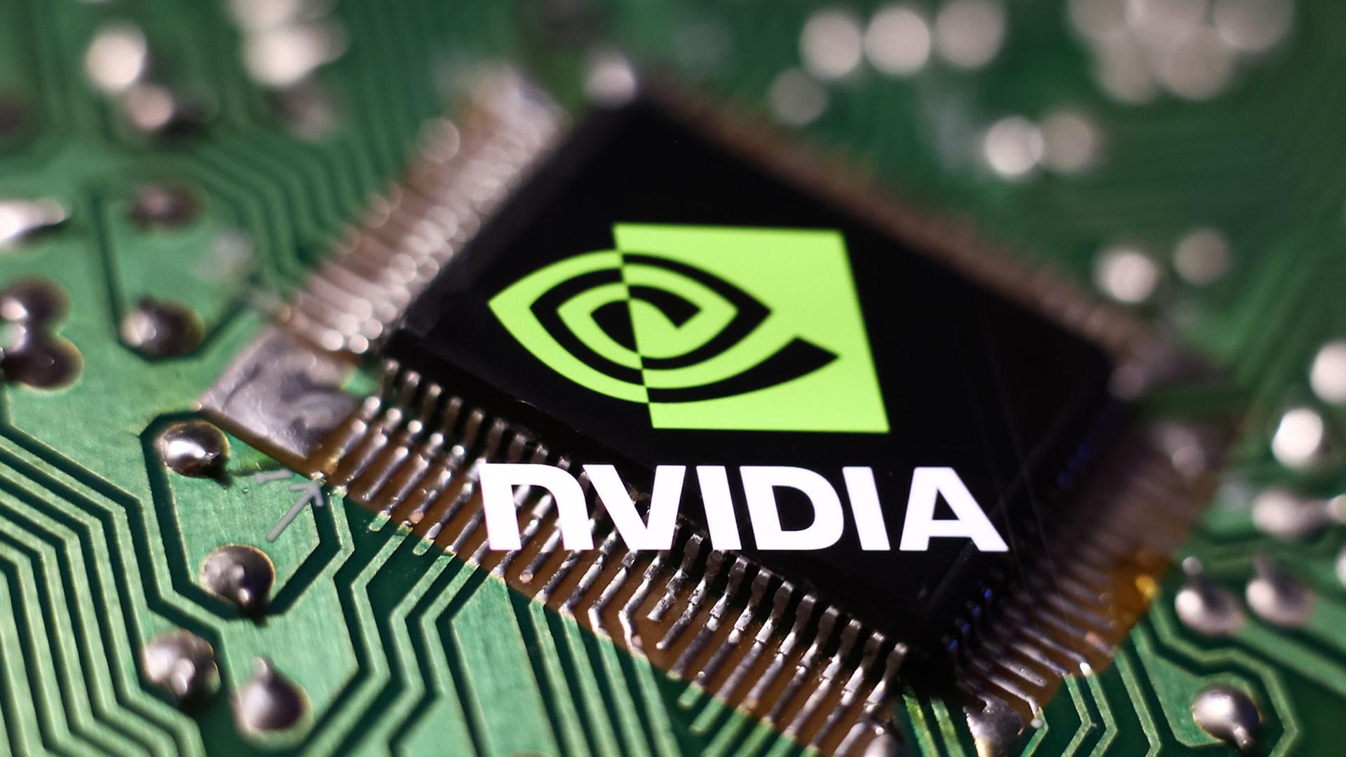 Das Nvidia-Logo ist auf auf einem Microchip zu sehen. | picture alliance / NurPhoto