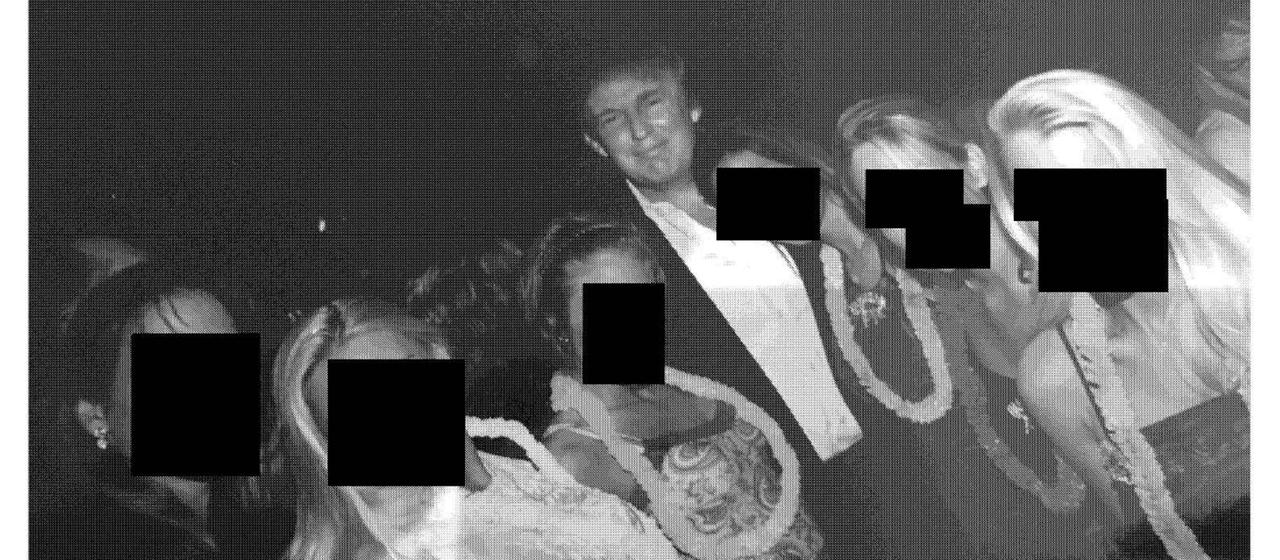 Eines der nun veröffentlichten Fotos, das Trump mit sechs unkenntlich gemachten Frauen zeigt.