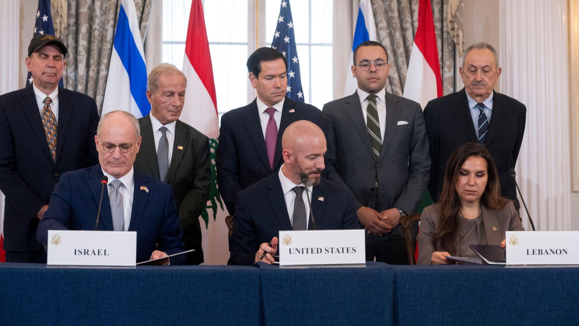 Der israelische Botschafter in den USA, Yechiel Leiter (v. li., sitzend), der US-Berater Dan Holler und die libanesische Botschafterin in den USA, Nada Hamadeh | AP Photo/Kevin Wolf