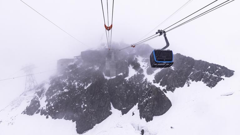 Blick aus einer neuen Gondel in Richtung Bergstation Klein Matterhorn vor der offiziellen Eröffnung der neuen Seilbahn "Matterhorn Glacier Ride II"