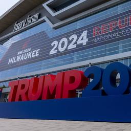 Vor dem Fiserv Forum steht anlässlich des Parteitags der Republikaner und der bevorstehenden Präsidentschaftswahl ein Schriftzug "Trump2024".