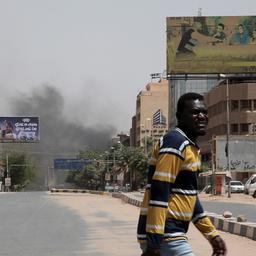 Dichter Rauch über den Gebäuden in der Nähe des Flughafens von Khartum im Sudan.