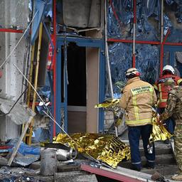 Rettungskräfte vor einem zerstörten Einkaufszentrum in Belgorod.