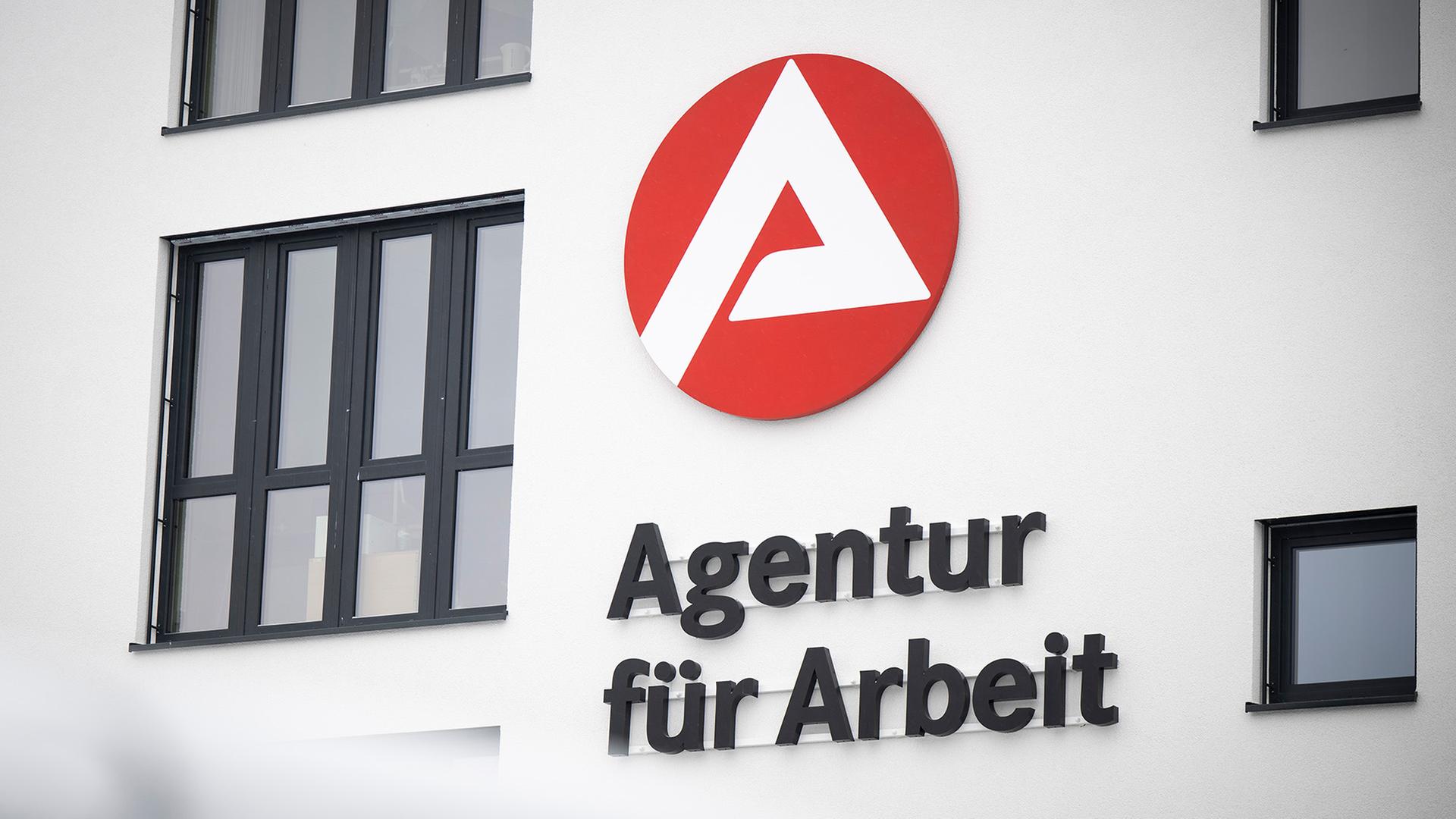 Auf einem GebÃ¤ude ist das Logo von der Agentur fÃ¼r Arbeit zu sehen. | dpa