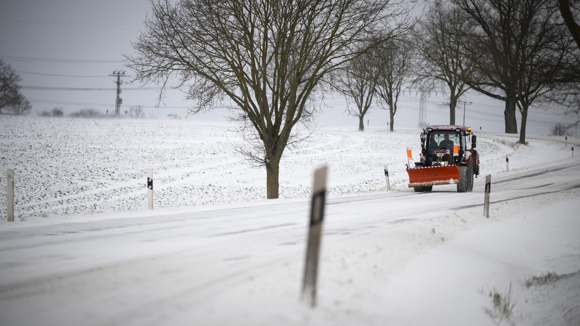 Ein R�umfahrzeug f�hrt �ber eine schneebedeckte Stra�e in Mecklenburg Vorpommern | dpa