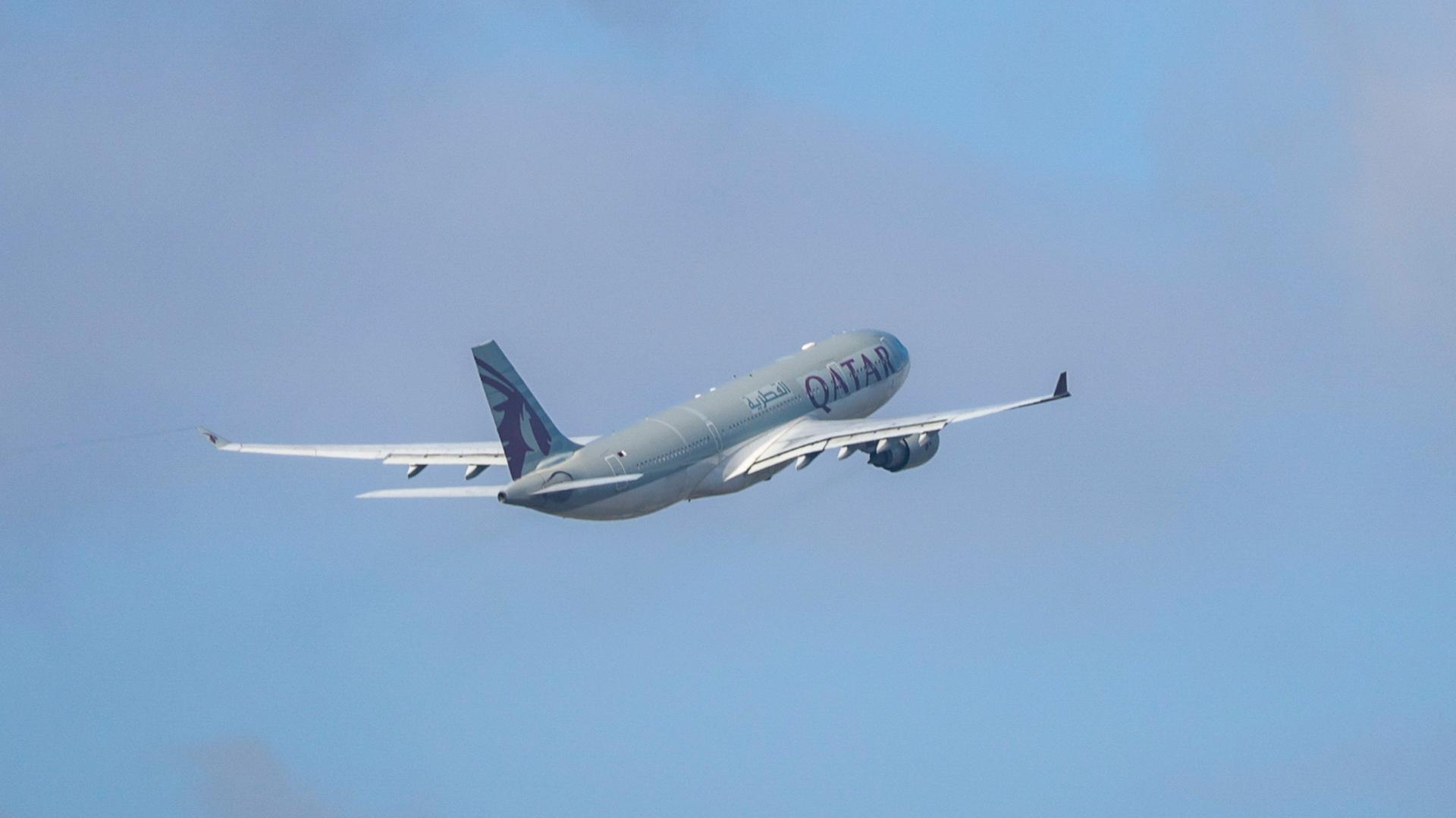 Ein Flugzeug der Qatar Airways startet vom Flughafen Leipzig/Halle. | dpa