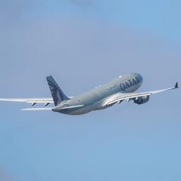 Ein Flugzeug der Qatar Airways startet vom Flughafen Leipzig/Halle.