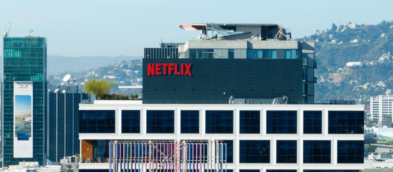  Ein Netflix-Schild und das Logo des Unternehmens auf einem Gebäude in Los Angeles.