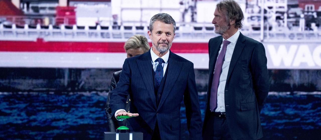 Der dänische König Frederik (links) und Sir Jim Ratcliffe stehen anlässlich der Einweihung von "Project Greensand" auf einer Bühne.