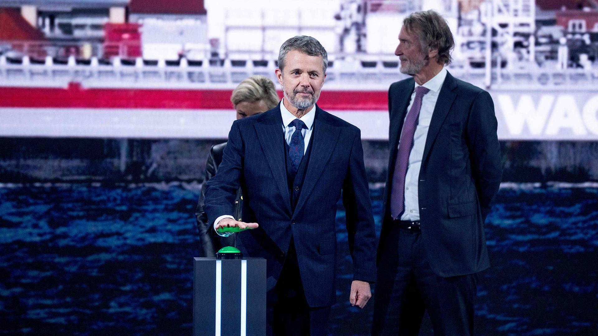 Der dänische König Frederik (links) und Sir Jim Ratcliffe stehen anlässlich der Einweihung von 