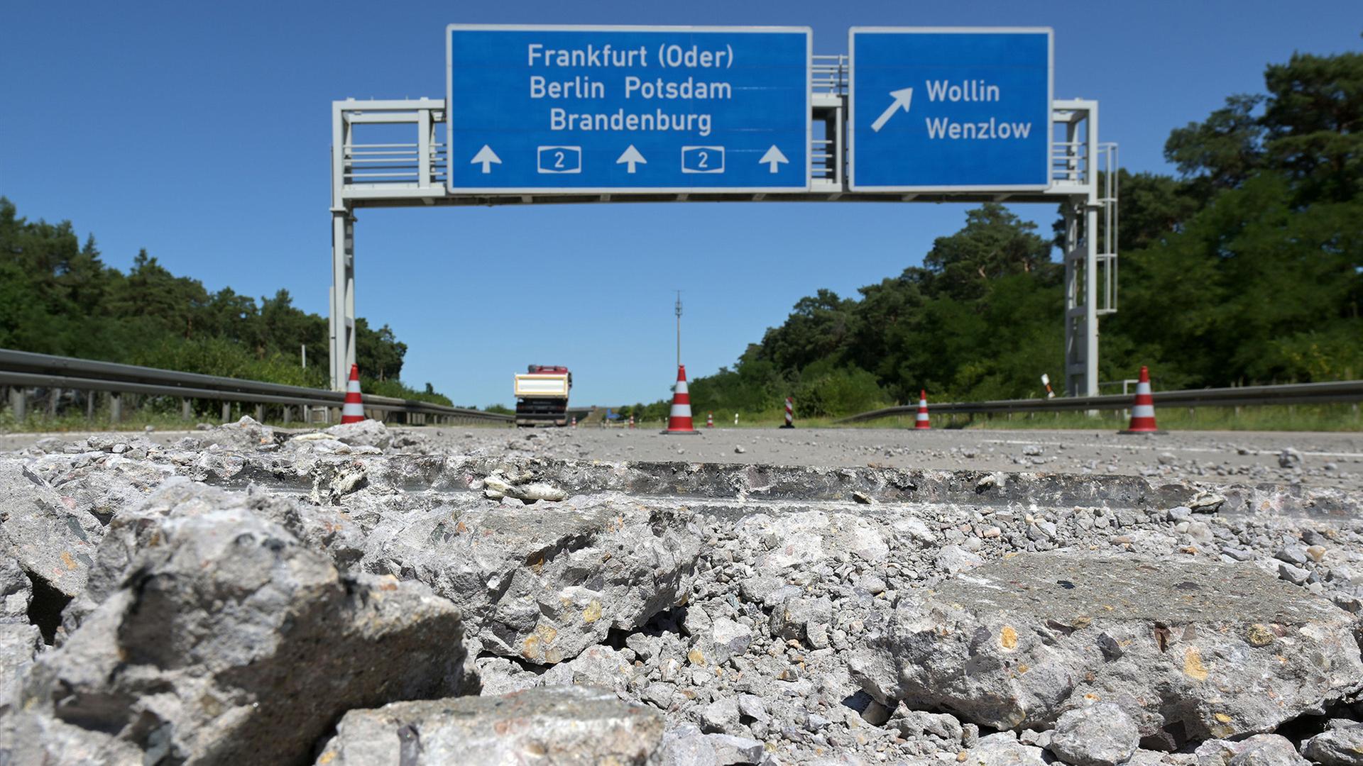 Beschädigte Autobahn mit aufgebrochenem Asphalt und herumliegenden Betonbrocken. | Michael Bahlo/dpa