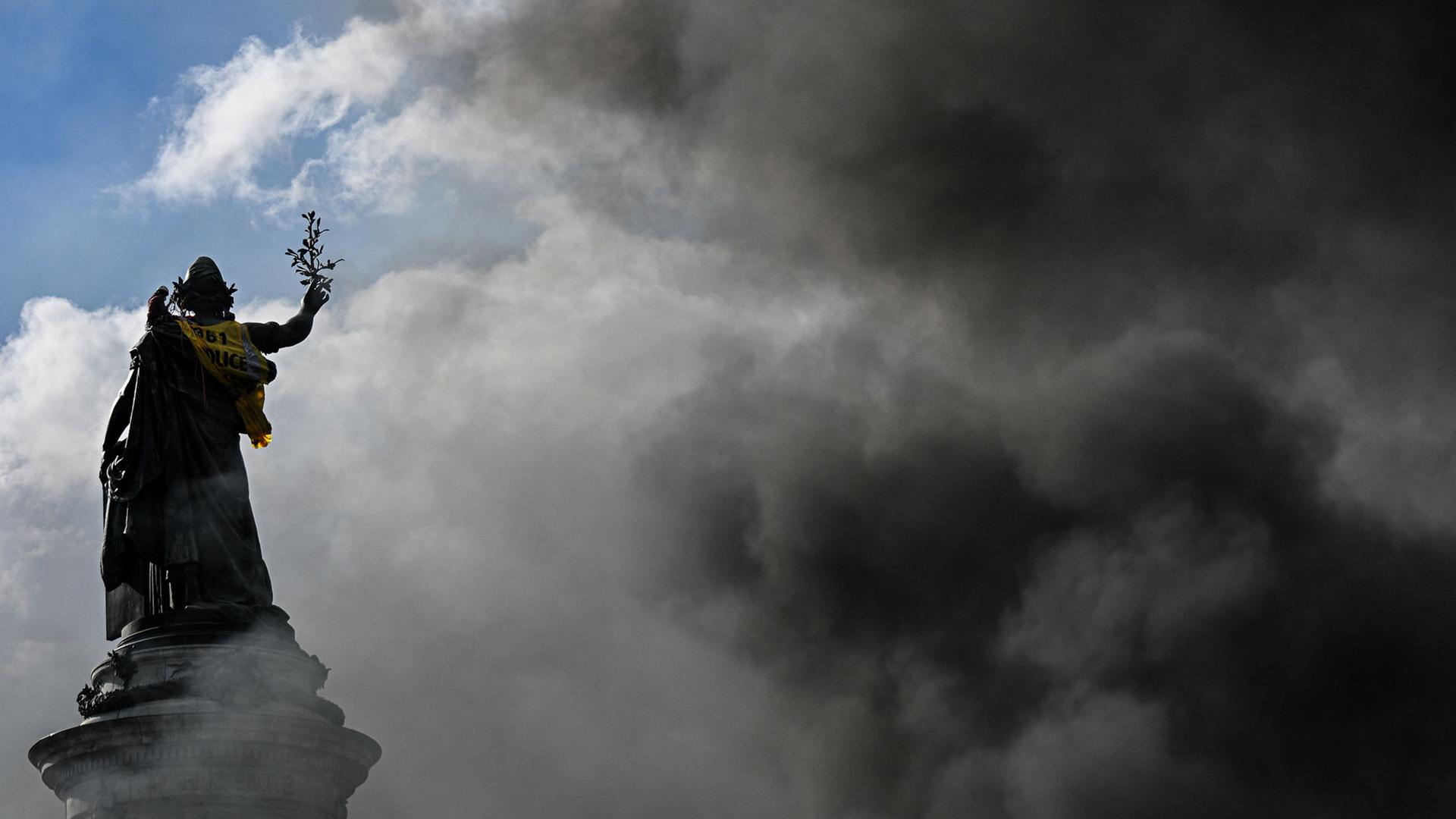 Rauch steigt über dem Place de la République am 17.10.2026 auf | picture alliance/dpa/Le Pictoriu