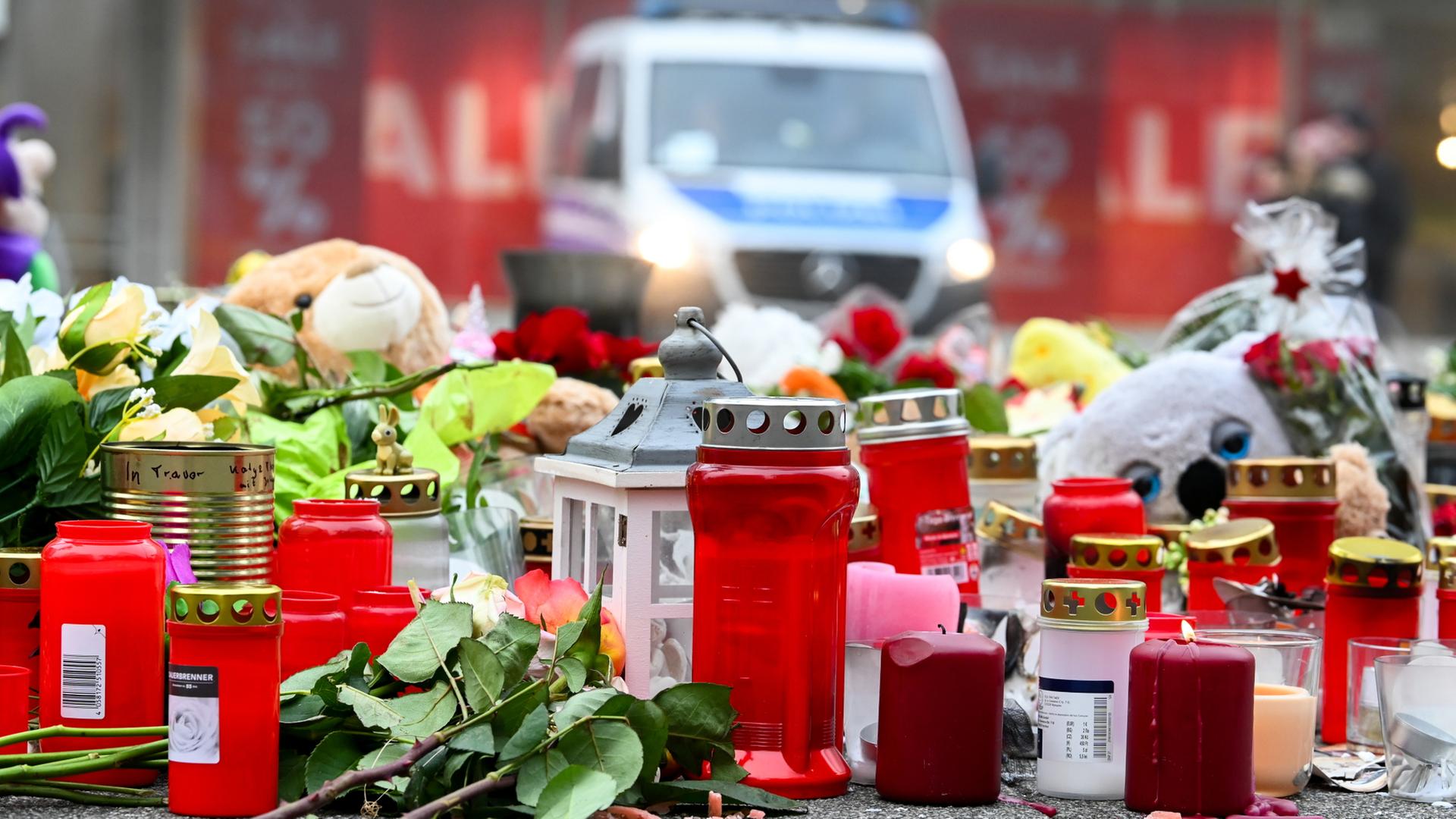 PlÃ¼schtiere, Kerzen und Blumen finden sich am zentralen Gedenkort fÃ¼r die Opfer des Anschlags vor der Johanniskirche in Magdeburg. | dpa