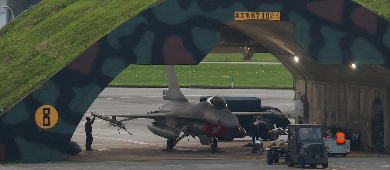 Ein F-16-Militärflugzeug in Hualien, Taiwan.
