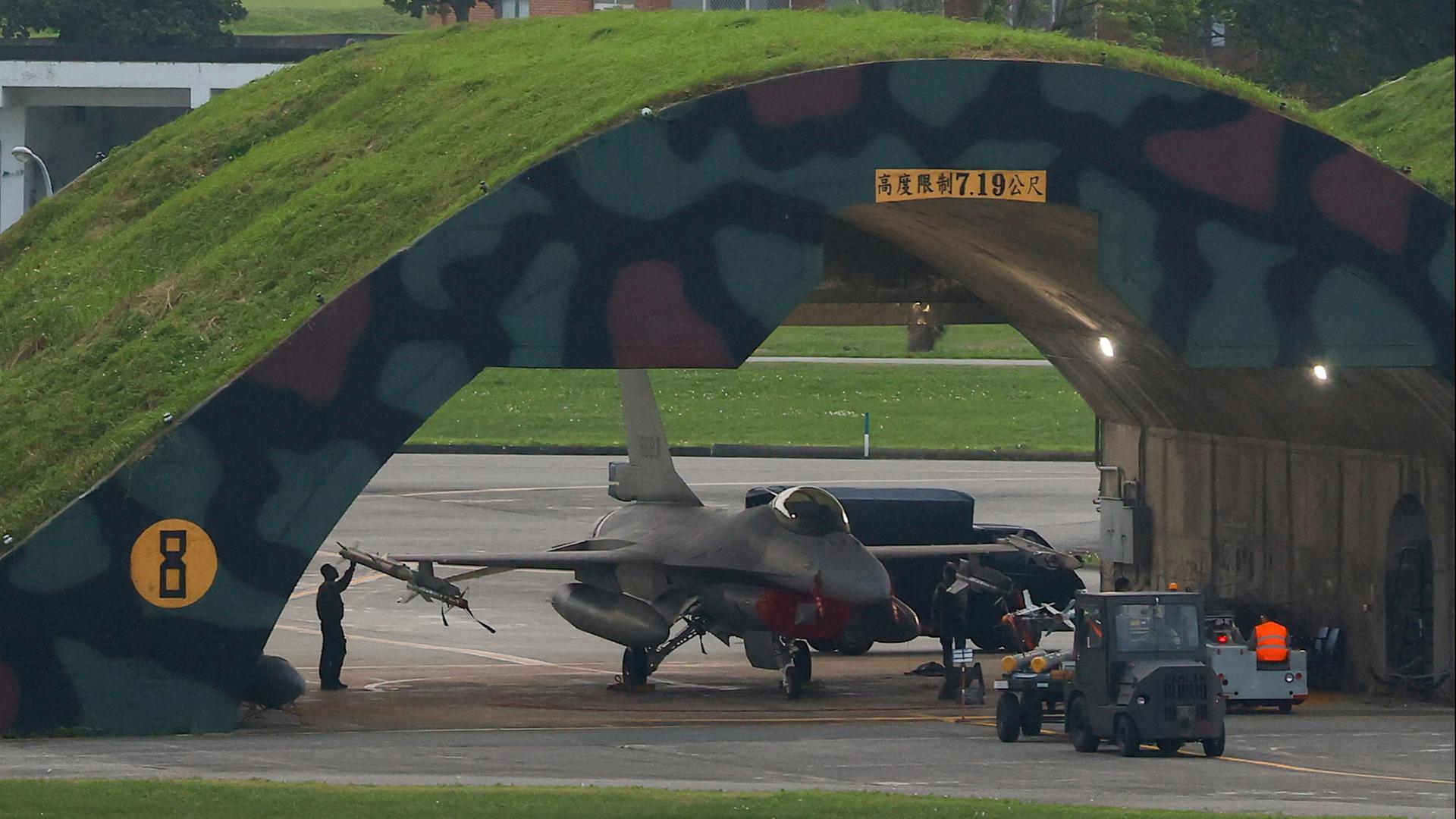 Ein F-16-Militärflugzeug in Hualien, Taiwan. | Reuters