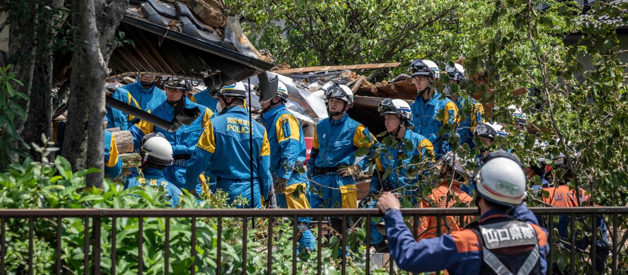 Rettungskräfte suchen in der Stadt Yatsushiro (Kumamoto) nach Überlebenden