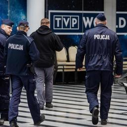 Polizisten betreten das Gebäude des Senders TVP.