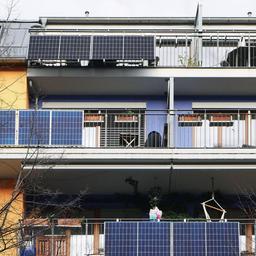 Archivbild: Immer mehr Haushalte setzen auf Balkonkraftwerke und nutzen die Photovoltaik. (Quelle: imago images/Gudath)