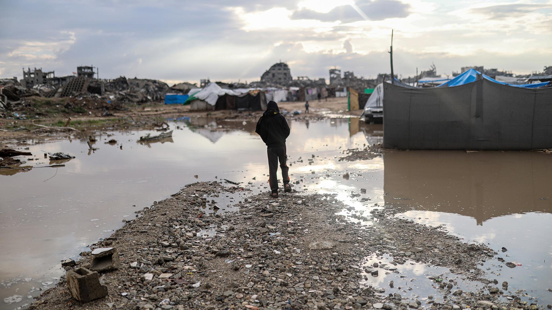 GroÃe Teile des Abu Marhil Camps im Stadtteil Az-Zaytun in Gaza-Stadt stehen unter Wasser. | dpa