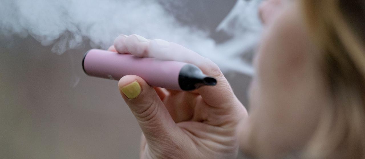 Eine Frau raucht eine E-Zigarette