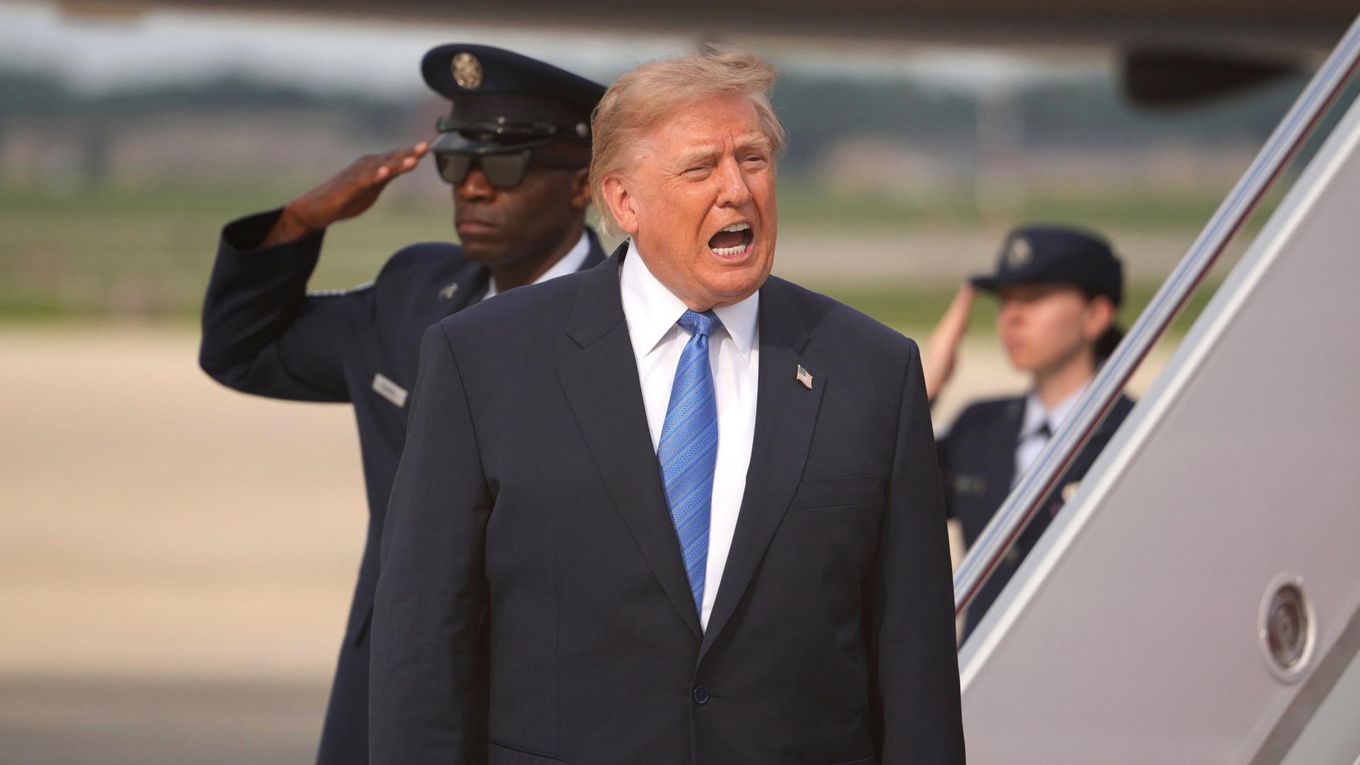 Trump hält nach seiner Ankunft mit der Air Force One eine Rede. | AP Photo/Mark Schiefelbein