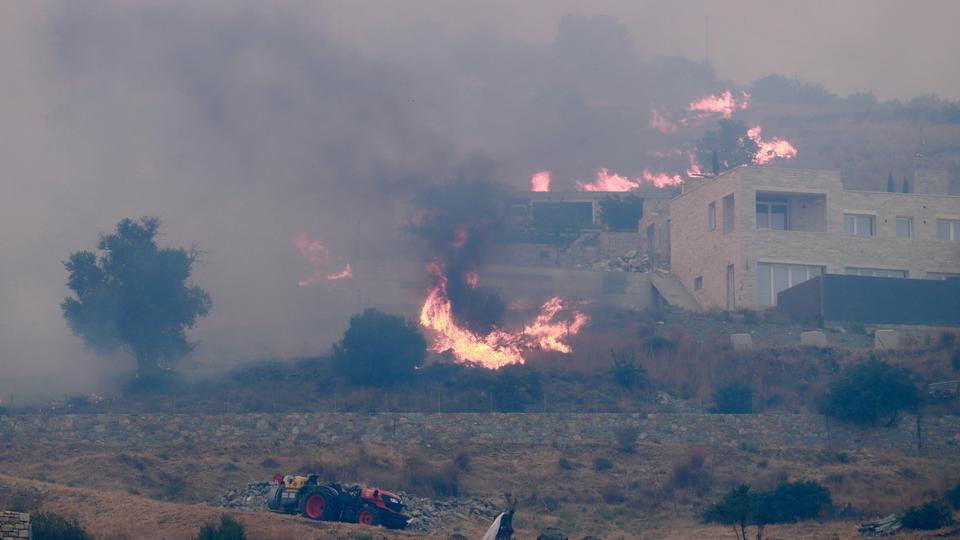 Flammen in der Nähe eines Gebäudes in Krya Vrysi, Rethymno auf der griechischen Insel Kreta