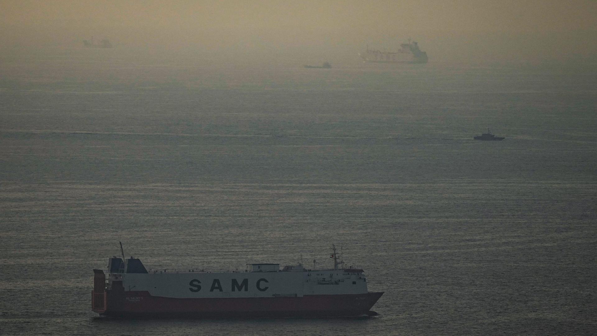 Frachtschiffe fahren im Arabischen Golf in Richtung der Straße von Hormus. | Uncredited/AP/dpa