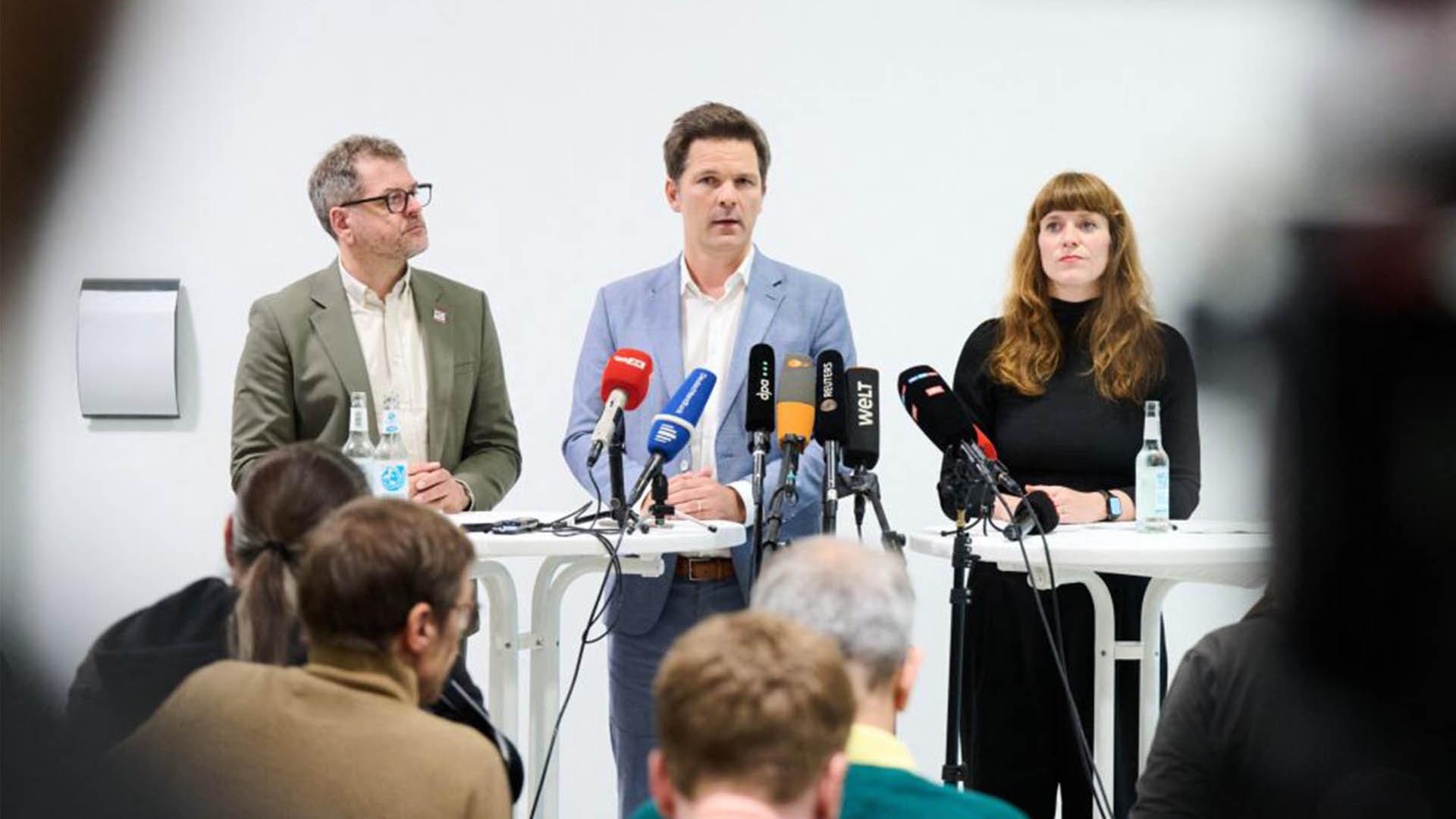 Werner Graf (l-r, Bündnis90/Die Grünen), Spitzenkandidat seiner Partei, Steffen Krach (SPD) Spitzenkandidat seiner Partei, und Kerstin Wolter (Die Linke), Landesvorsitzende (Quelle: dpa/Riedl) | dpa/Riedl