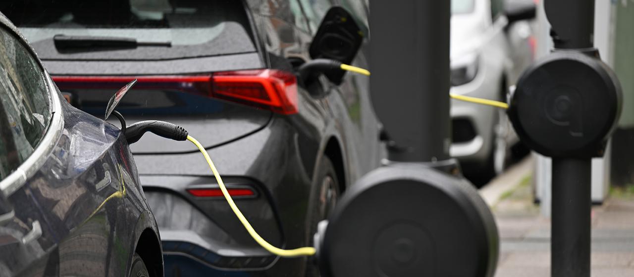 E-Autos an Ladestationen