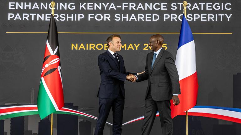 Emmanuel Macron und William Ruto schütteln sich die Hände