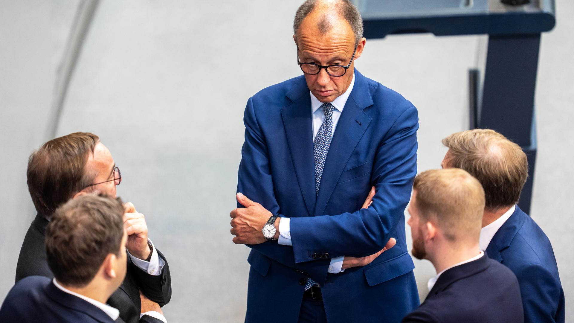 Friedrich Merz spricht mit Lars Klingbeil, Boris Pistorius, Johann Wadephul und Tim Klüssendorf | dpa