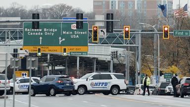 Einsatzkräfte sichern die Rainbow Bridge ab