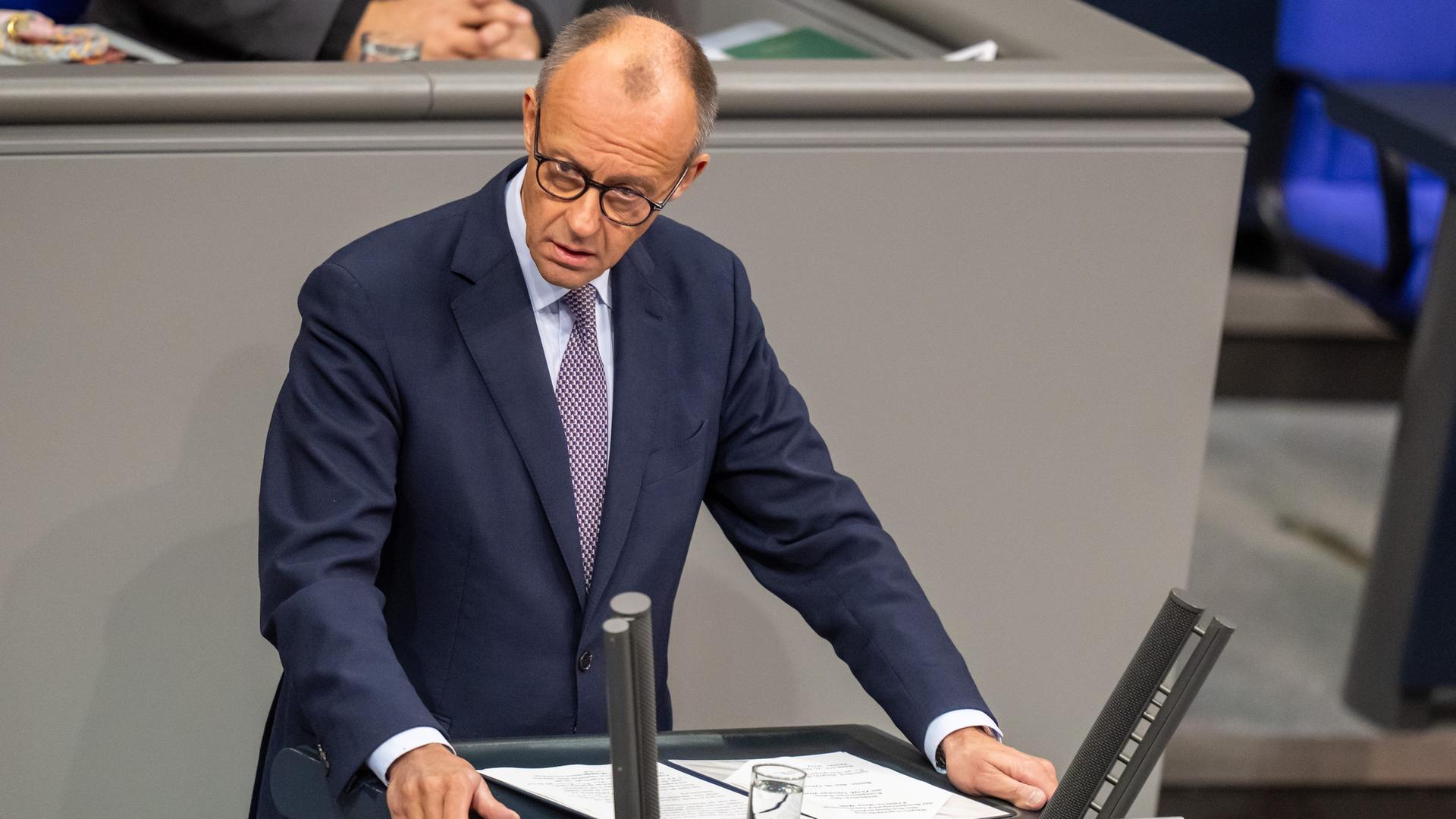 Friedrich Merz bei einer Rede am Pult des Plenarsaals im Bundestag | dpa