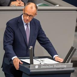 Friedrich Merz bei einer Rede am Pult des Plenarsaals im Bundestag