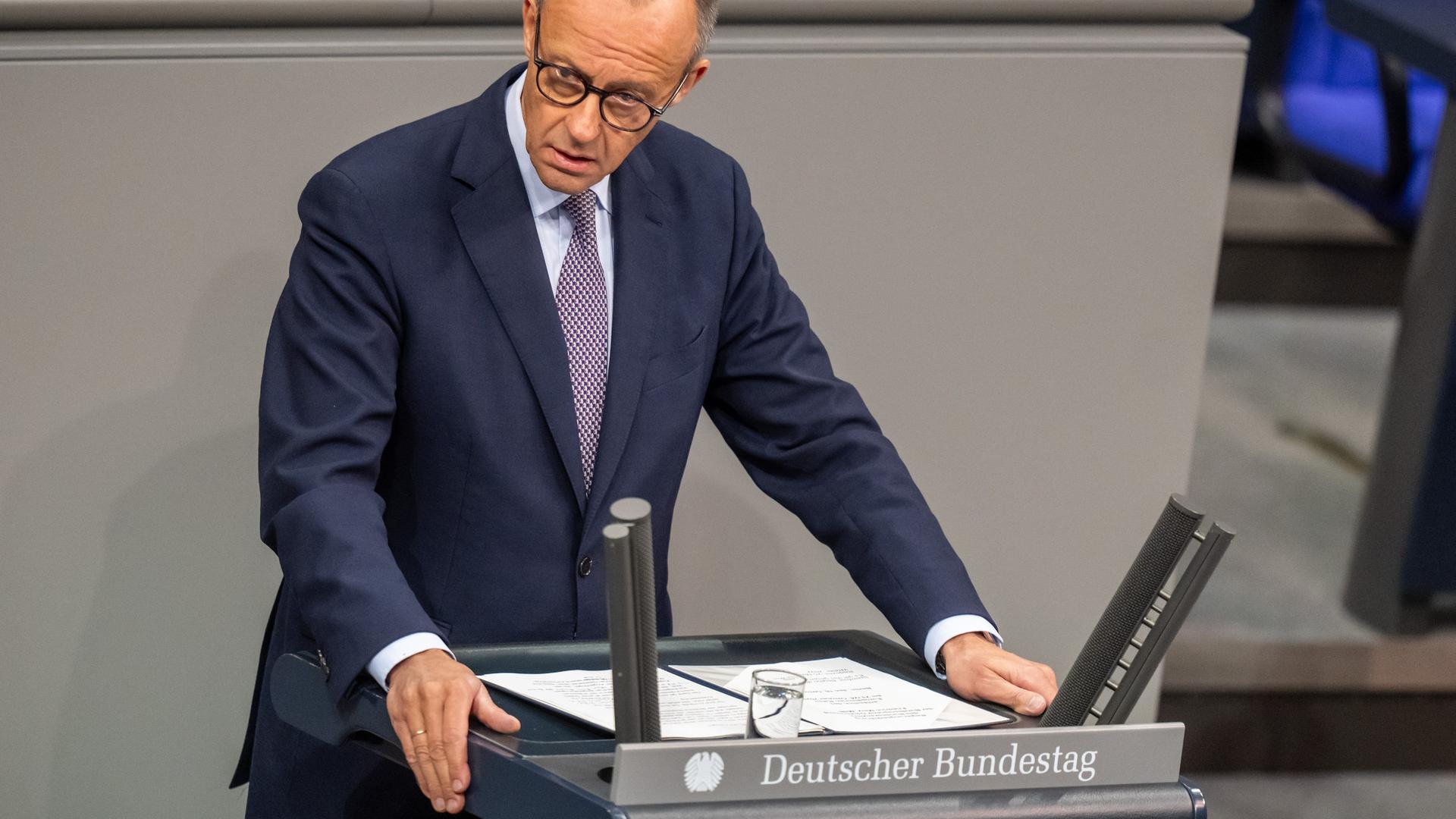 Friedrich Merz bei einer Rede am Pult des Plenarsaals im Bundestag | dpa