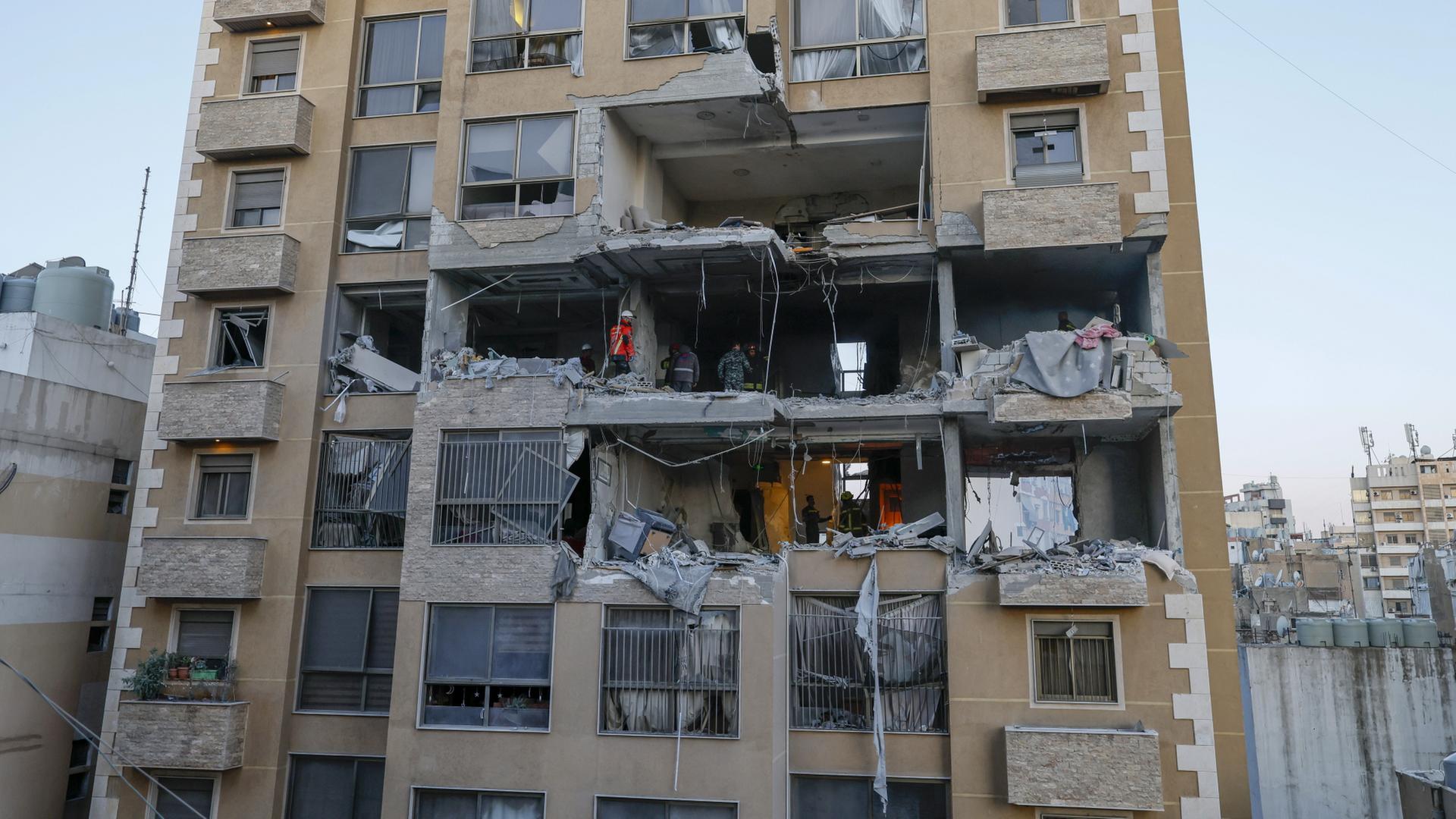 Rettungskräfte begutachten die Schäden eines zerstörten Gebäudes in Beirut. | EPA