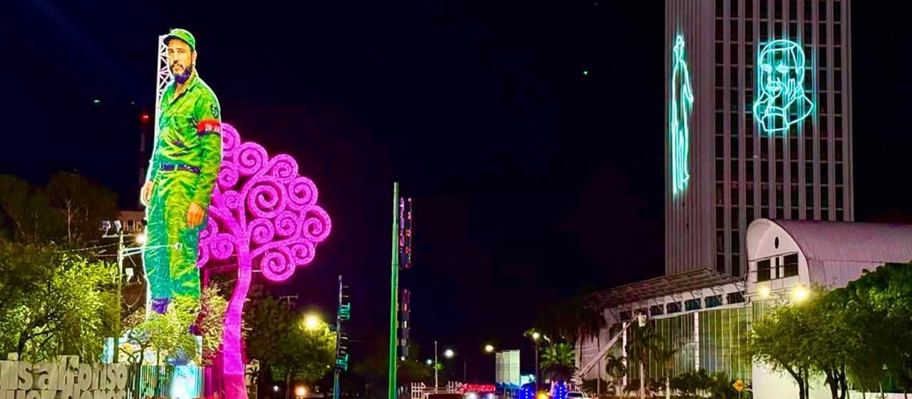 Eine Metallskulptur, die Fidel Castro darstellt und an der Avenida Bolívar y Chávez in Managua, Kuba steht.